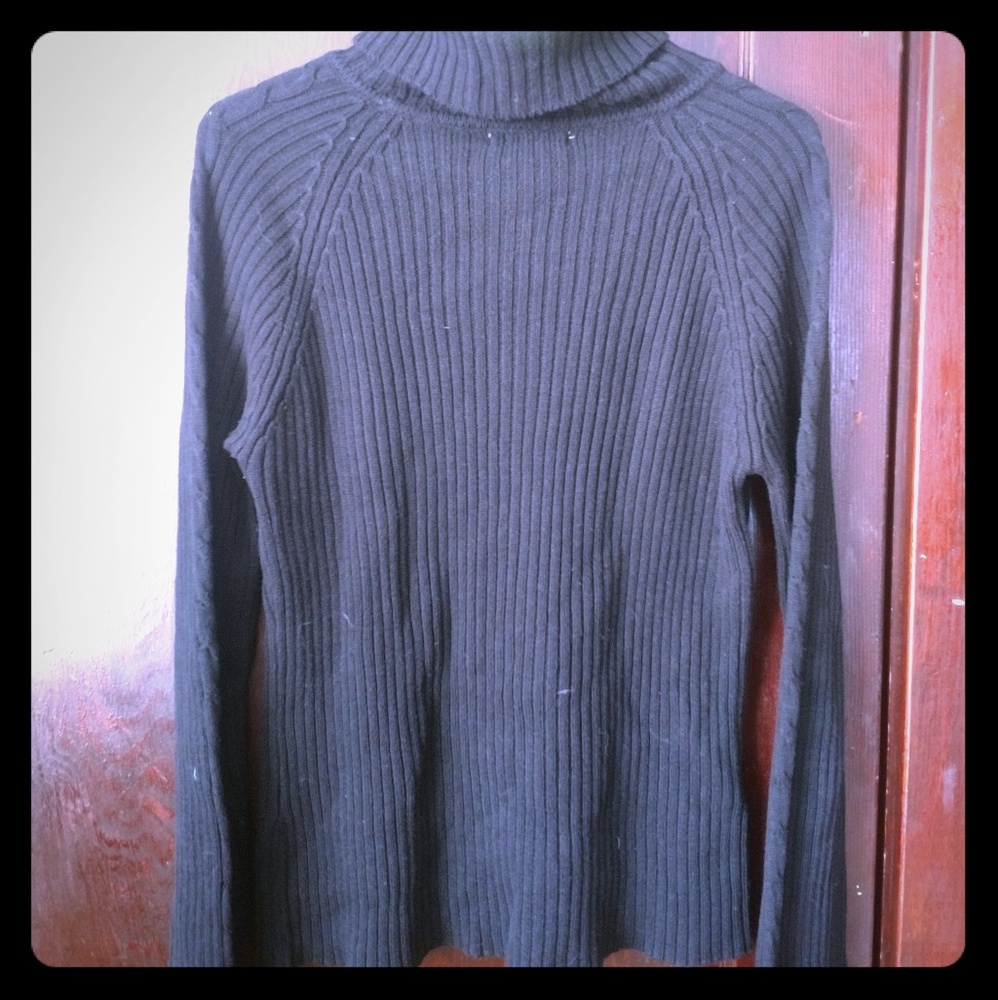 Cable-knit turtleneck